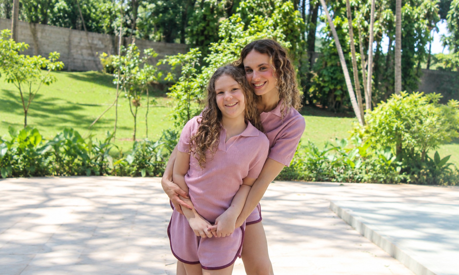 Marina e Helena vestindo peças rosa da coleção MARINA